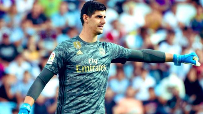 Courtois evita la debacle de un Real Madrid penoso ante un Sevilla con un jugador menos