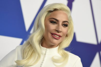 Lady Gaga da la nota en la boda de su mejor amiga y baila sobre la barra del bar