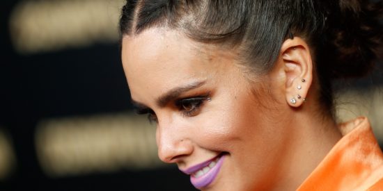 Cristina Pedroche nos obsequia con una 'lección de periodismo' cuando una reportera le pregunta si enseñará 'chicha' en Nochevieja