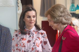 Do&ntilde;a Letizia y do&ntilde;a Sof&iacute;a pasan la ma&ntilde;ana en un rastrillo solidario y arrasan con casi todos los puestos