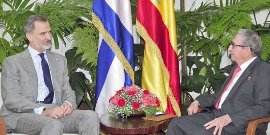 Felipe VI y Raúl Castro: la foto con el dictador que Sánchez obligó al Rey a hacerse y da dolor de estómago en la Casa Real