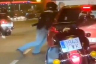 Barcelona Ciudad sin Ley: brutal paliza de un motero a un conductor en pleno centro