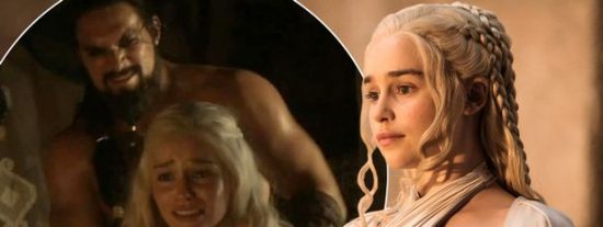 Emilia Clarke: "Lloraba en el cuarto de ba&ntilde;o antes de grabar las escenas de desnudo en 'Juego de Tronos'"