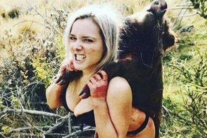 Esta 'salvaje' cazadora posa semidesnuda con sus 'trofeos' para Instagram y recibe amenazas de muerte