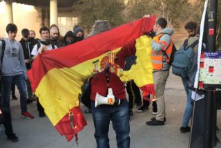 Cascan una multa de 2.160 euros a tres fan&aacute;ticos del Sindicato de Estudiantes catal&aacute;n por "ultrajar una bandera de Espa&ntilde;a"