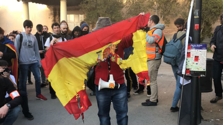 Cascan una multa de 2.160 euros a tres fan&aacute;ticos del Sindicato de Estudiantes catal&aacute;n por "ultrajar una bandera de Espa&ntilde;a"