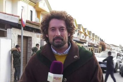 Brutal recibimiento a un reportero de 'Sálvame' en un pueblo a base de huevazos en pleno directo