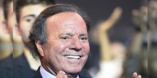 Pilar Eyre: "Julio Iglesias reaparece, ha sido una velada pasada de moda y con evidentes problemas de movilidad pero…¡Te queremos!"