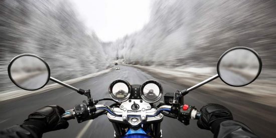 La moto en invierno: trucos para conducir con lluvia, hielo y nieve