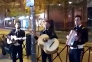 Forocoches se chotea de Rivera enviando unos mariachis a la sede de Ciudadanos: "Canta y no llores...."