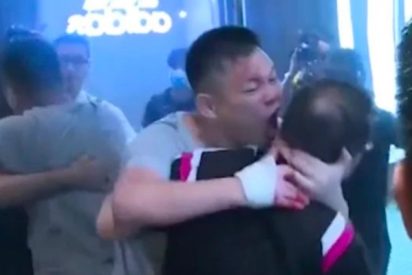 El escalofriante momento en que un fan&aacute;tico comunista le arranca la oreja de un mordisco a un concejal opositor en Hong Kong
