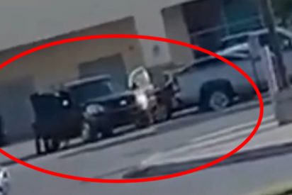 Momento en que miembros de un c&aacute;rtel mexicano roban camionetas a plena luz del d&iacute;a