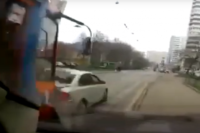 V&iacute;deo viral: Este tranv&iacute;a descarrila y lo arrasa todo a su paso