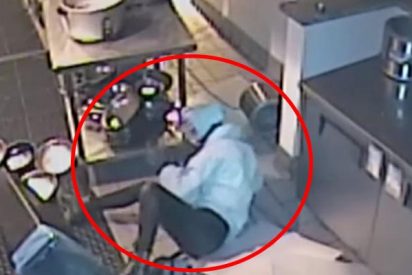 V&iacute;deo viral: Esta torpe ladrona entra a robar en un restaurante, cae desde el techo y se estampa con todo lo gordo contra una mesa de metal