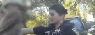 V&iacute;deo viral: Esta polic&iacute;a se lleva un susto de muerte cuando un lagarto salta de entre la ropa del hombre al que registraba