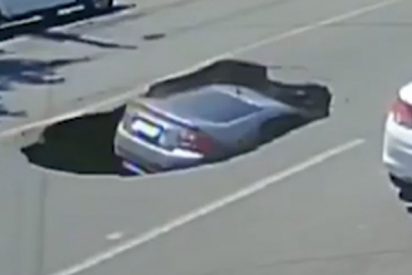 V&iacute;deo viral: Este coche cae en un socav&oacute;n que un cami&oacute;n abre tras su paso