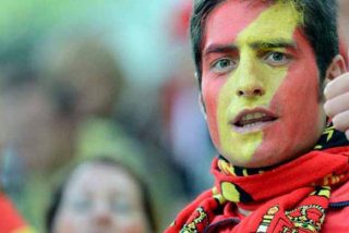 El odio que siembran Sánchez e Iglesias: dejan tuerto a un joven por llevar un pin con la bandera de España