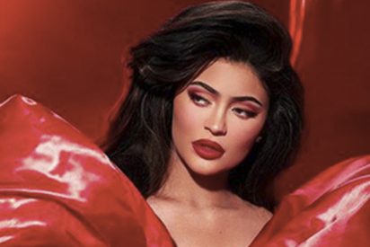 Kylie Jenner, casi desnuda, de rojo y con un gran lazo rojo de regalo&hellip;