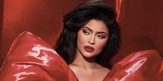 Kylie Jenner, casi desnuda, de rojo y con un gran lazo rojo de regalo…