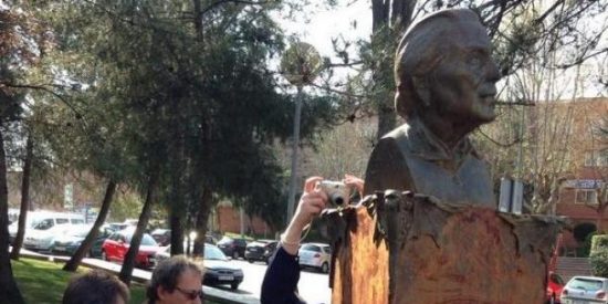 Efectos colaterales del sectarismo de Pedro S&aacute;nchez 'El Profanador': derriban la estatua de 'La Pasionaria' en Madrid