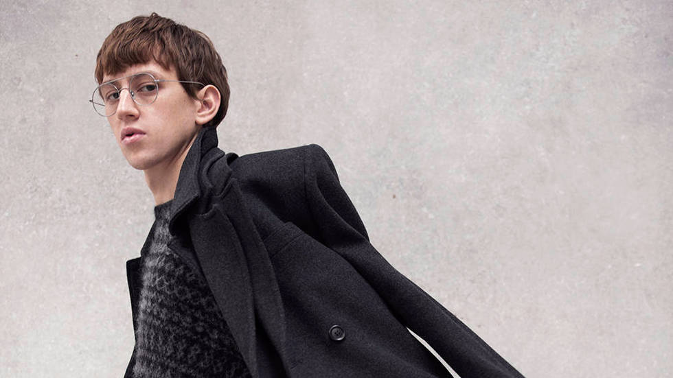 Gafas de KALEOS, abrigo gris de AMERICAN VINTAGE, segundo abrigo de ISABEL MARANT VINTAGE, jersey de AMERICAN VINTAGE y pantalón de UNIQLO