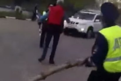 Este polic&iacute;a desarma a un hombre con un tronco de abedul