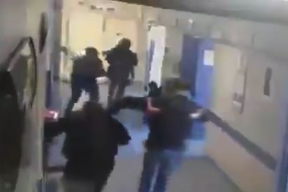 Momento en que unos hombres armados secuestran a un paciente en un hospital