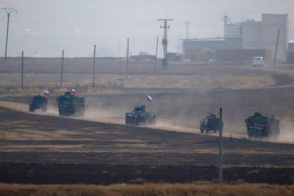 Una bomba explota al paso de un veh&iacute;culo blindado ruso que realizaba una patrulla en Siria