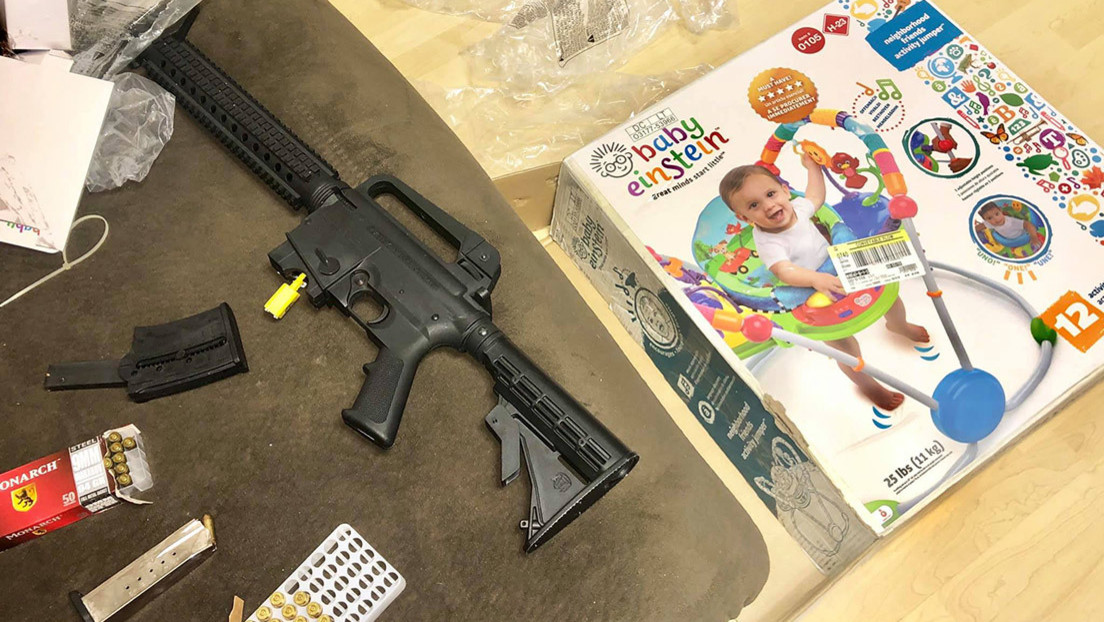 Una mujer compra un regalo para una beb&eacute; y descubre que la caja ten&iacute;a dentro un rifle semiautom&aacute;tico
