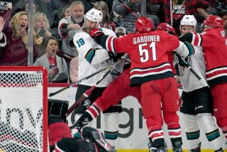 Este jugador de hockey derriba de un solo golpe al portero rival en un partido de la NHL