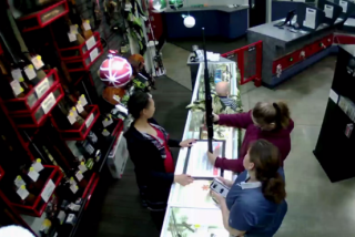 Momento en que un beb&eacute; se cae del mostrador de una tienda mientras su madre estaba comprando un arma de fuego