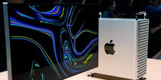 Dos usuarias prueban y graban si de verdad el nuevo Mac Pro de Apple funciona como rallador de queso