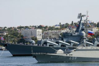 Alta tensi&oacute;n: Un buque ruso portamisiles vigila a un destructor de EE.UU. reci&eacute;n llegado al mar Negro