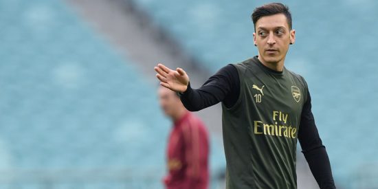 La retransmisi&oacute;n del partido del Arsenal queda cancelada, queman camisetas, y unos comentarios de &Ouml;zil provocan la ira en China