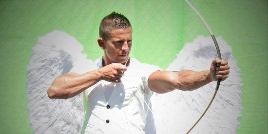 El cura que trabaja de modelo sigue arrasando en las redes