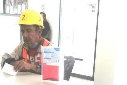 Este obrero es estafado por un compa&ntilde;ero chungo y los usuarios de las redes le aportan el triple de lo perdido