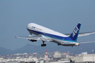 Este Boeing 767 con casi 300 ocupantes realiza un aterrizaje de emergencia en Jap&oacute;n tras incendiarse uno de sus motores