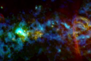 La NASA comparte esta imagen in&eacute;dita del "bast&oacute;n de caramelo" c&oacute;smico que hay en el centro de la V&iacute;a L&aacute;ctea