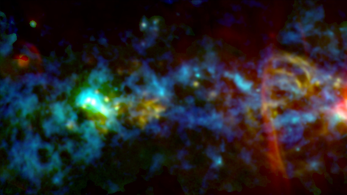 La NASA comparte esta imagen in&eacute;dita del "bast&oacute;n de caramelo" c&oacute;smico que hay en el centro de la V&iacute;a L&aacute;ctea