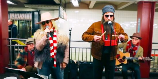 VIDEO: El momentazo de Jimmy Fallon y Alanis Morissette cantando 'El Tamborilero' en el metro de Nueva York sin que nadie les reconozca