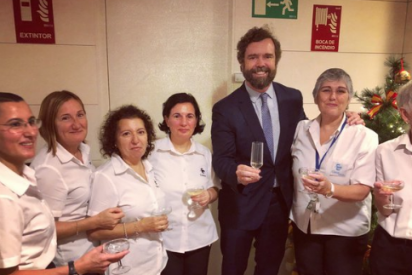 Vea la aplaudida foto de Espinosa de los Monteros (VOX) con el personal del Congreso: "No como el PSOE y Podemos, siempre robando al obrero"