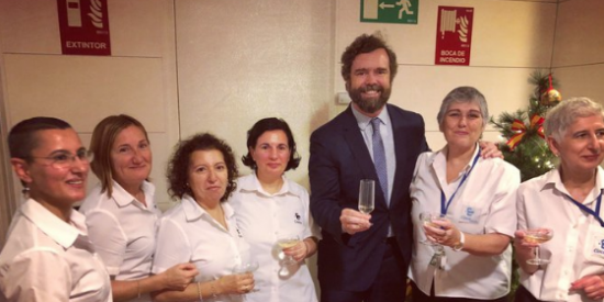 Vea la aplaudida foto de Espinosa de los Monteros (VOX) con el personal del Congreso: "No como el PSOE y Podemos, siempre robando al obrero"