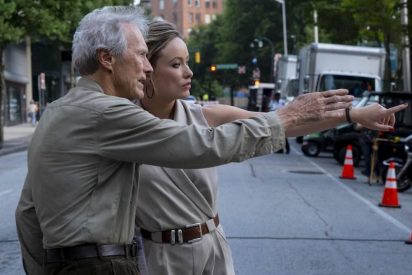 L&iacute;o monumental por la &uacute;ltima de Clint Eastwood: el director atribuye a una periodista ya fallecida exclusivas a cambio de sexo y su peri&oacute;dico monta un pollo brutal