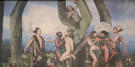 Una pastora luterana cuelga en el altar de su iglesia un cuadro LGTBI-friendly