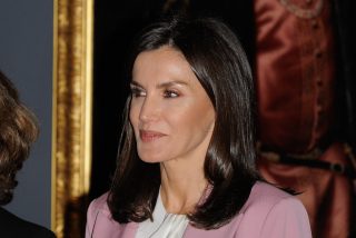 De rosa y m&aacute;s temprano que nunca: la reina Letizia se va de vacaciones de Navidad con mucho arte