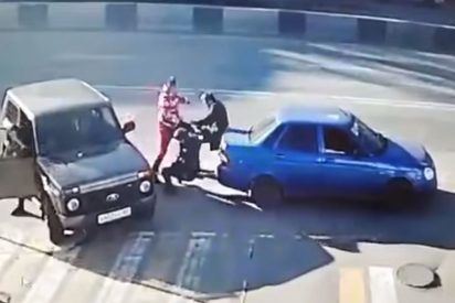 Este tipo derriba a dos personas de un solo golpe en medio de una discusi&oacute;n vial