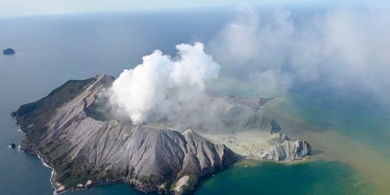 M&aacute;s de una docena de turistas mueren 'devorados' por el volc&aacute;n que estaban fotografiando