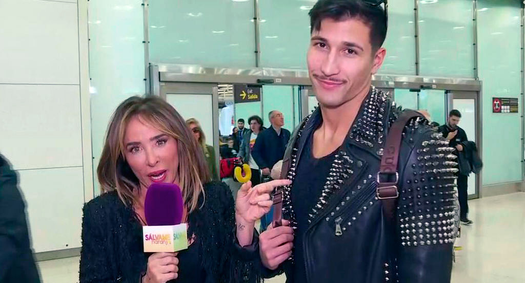 Mar&iacute;a Pati&ntilde;o, micr&oacute;fono en mano, se planta en el aeropuerto para recibir a Gianmarco a su regreso de Italia
