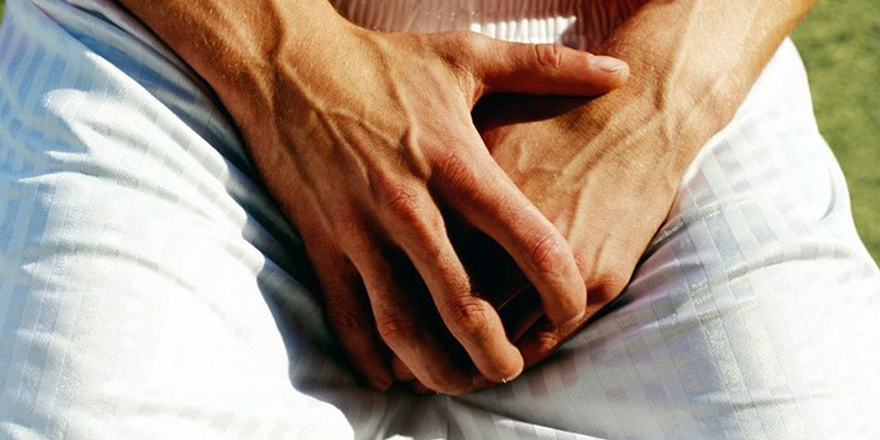 ¡Un hombre muere de un apretón en los testículos!