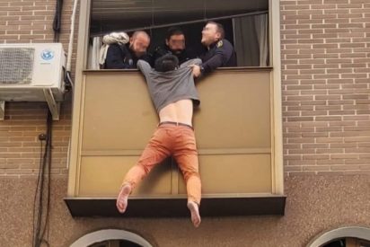 La Policia Nacional logra salvar en Madrid a un chino que se colg&oacute; de la ventana para suicidarse despu&eacute;s de recibir una zurra de su mujer